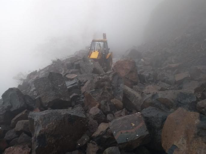 Landslide in Malsege Ghat; Stone - rain interruption in soil removal | माळशेज घाटात भुस्खलन सुरूच; दगड - माती हटवण्यात पावसाचा अडथळा Landslide in Malsege Ghat; Stone - rain interruption in soil removal | माळशेज घाटात भुस्खलन सुरूच; दगड - माती हटवण्यात पावसाचा अडथळा