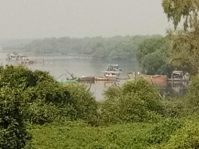 The arbitrary excavation of the sand in the Mumbra-Kalwa bay by the Sukshasan Pampvara by taking advantage of three days of holidays | सुटीच्या तीन दिवसांचा गैरफायदा घेत मुंब्रा-कळवा खाडीत सक्शसन पंपव्दारे रेतीचे मनमानी उत्खनन