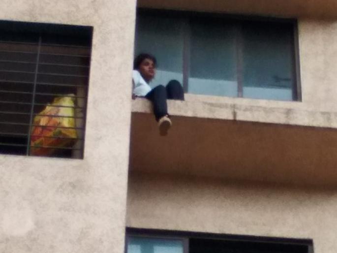 Suicide attack: woman rescues by jumping from building | इमारतीवरुन उडी घेऊन महिलेचा दुसऱ्यांदा आत्महत्येचा प्रयत्न: पोलिसांनी वाचविले प्राण Suicide attack: woman rescues by jumping from building | इमारतीवरुन उडी घेऊन महिलेचा दुसऱ्यांदा आत्महत्येचा प्रयत्न: पोलिसांनी वाचविले प्राण