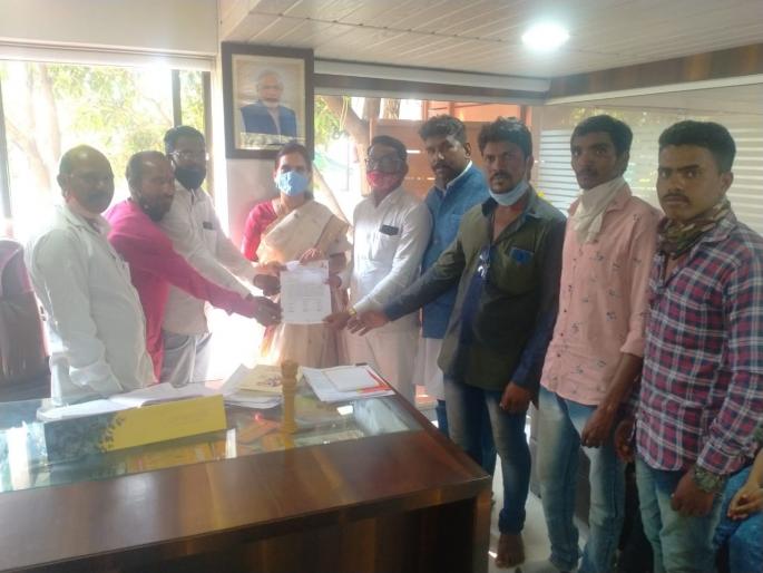 Demand for pedestrian bridge at Nandgaon railway crossing | नांदगाव रेल्वे फाटकावर पादचारी पुलाची मागणी Demand for pedestrian bridge at Nandgaon railway crossing | नांदगाव रेल्वे फाटकावर पादचारी पुलाची मागणी