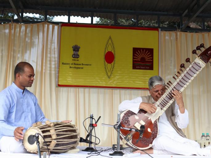 'Surbhar' excitedly at the school at the artillery center | तोफखाना केंद्र विद्यालयात ‘सुरबहार’ उत्साहात 'Surbhar' excitedly at the school at the artillery center | तोफखाना केंद्र विद्यालयात ‘सुरबहार’ उत्साहात
