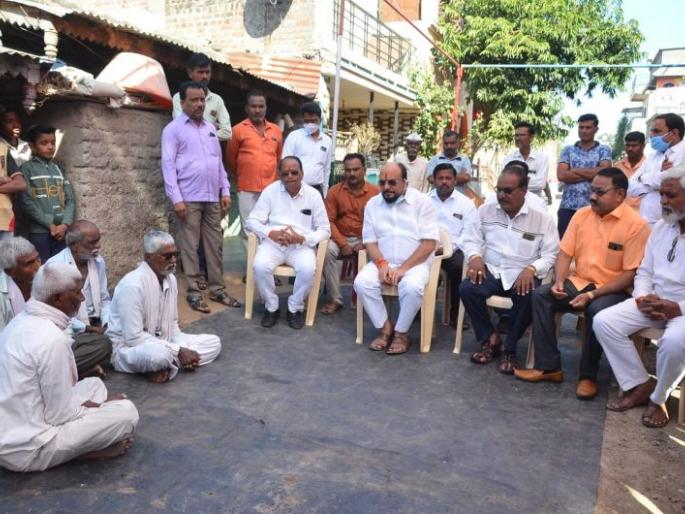 Seventy-seven from the Guardian Minister to the families of Chalisgaon Veer Jawana | चाळीसगावला वीर जवानाच्या कुटूंबियांचे पालकमंत्र्यांकडून सात्वंन Seventy-seven from the Guardian Minister to the families of Chalisgaon Veer Jawana | चाळीसगावला वीर जवानाच्या कुटूंबियांचे पालकमंत्र्यांकडून सात्वंन