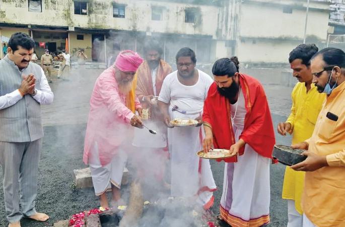 Celebrate Gurupournima in a simple manner at Pohardevi | पोहरादेवी येथे साध्या पध्दतीने गुरुपौर्णिमा उत्सव साजरा Celebrate Gurupournima in a simple manner at Pohardevi | पोहरादेवी येथे साध्या पध्दतीने गुरुपौर्णिमा उत्सव साजरा