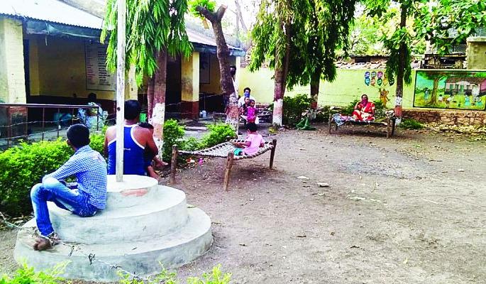 CoronaVirus: Separation of 32,000 workers; Schools are falling short! | CoronaVirus : ३२ हजार मजूरांचे विलगीकरण; शाळाही पडताहेत अपुऱ्या ! CoronaVirus: Separation of 32,000 workers; Schools are falling short! | CoronaVirus : ३२ हजार मजूरांचे विलगीकरण; शाळाही पडताहेत अपुऱ्या !
