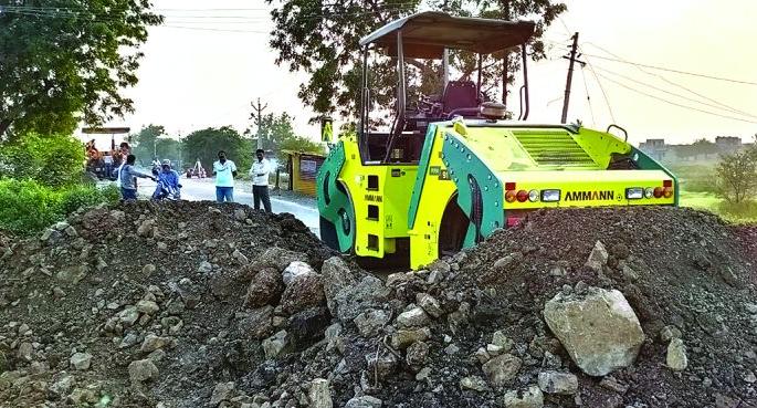 Road work put 'breaks' on students' learning | रस्ता कामामुळे २०० विद्यार्थ्यांच्या शिक्षणास ‘ब्रेक’