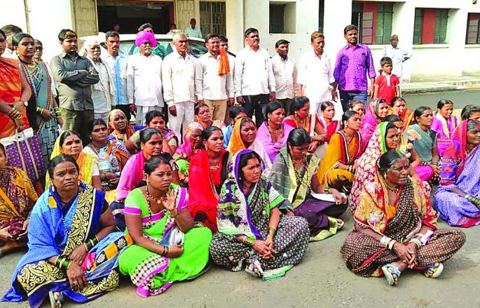 Citizens agitation for housing at washim collector office | घरकुलासाठी नागरिक धडकले जिल्हाधिकारी कार्यालयात Citizens agitation for housing at washim collector office | घरकुलासाठी नागरिक धडकले जिल्हाधिकारी कार्यालयात