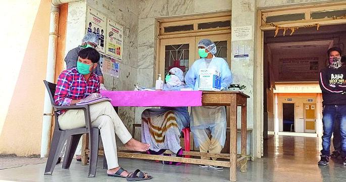 Washim: Health check-up of 3100 citizens from other district | वाशिम : परजिल्ह्यातून आलेल्या ३१०० नागरिकांची आरोग्य तपासणी Washim: Health check-up of 3100 citizens from other district | वाशिम : परजिल्ह्यातून आलेल्या ३१०० नागरिकांची आरोग्य तपासणी