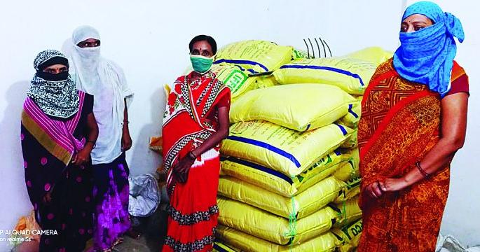 Women also rushed for soil testing and seed processing! | माती परीक्षण, बिज प्रक्रियेसाठी महिलाही सरसावल्या !  Women also rushed for soil testing and seed processing! | माती परीक्षण, बिज प्रक्रियेसाठी महिलाही सरसावल्या !