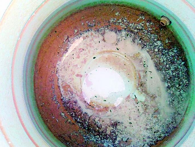 Salu city is getting alkaline water supply | सेलू शहराला होतोय क्षारयुक्त पाणीपुरवठा Salu city is getting alkaline water supply | सेलू शहराला होतोय क्षारयुक्त पाणीपुरवठा