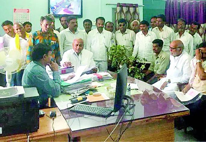 Survey the disease of dead disease on the cadaver | कपाशीवर आलेल्या मर रोगाचा सर्वे करा Survey the disease of dead disease on the cadaver | कपाशीवर आलेल्या मर रोगाचा सर्वे करा