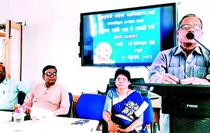 Identify those who spread the illusion about Mahatma Gandhi | महात्मा गांधींबाबत भ्रम पसरविणाऱ्यांना ओळखा Identify those who spread the illusion about Mahatma Gandhi | महात्मा गांधींबाबत भ्रम पसरविणाऱ्यांना ओळखा