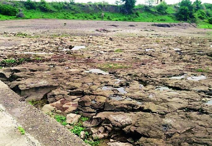 Bore-Dham riverbed dry; Water question serious during recession | बोर-धाम नदीपात्र कोरडे; भरपावसाळ्यात पाणीप्रश्न गंभीर Bore-Dham riverbed dry; Water question serious during recession | बोर-धाम नदीपात्र कोरडे; भरपावसाळ्यात पाणीप्रश्न गंभीर