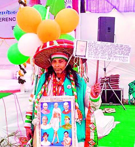 Gandhi Voices | पारंपरिक वेशात देतो गांधी विचारांची माहिती Gandhi Voices | पारंपरिक वेशात देतो गांधी विचारांची माहिती