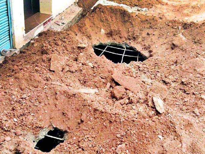 Within 15 days, the gap fell | १५ दिवसातच पडले भगदाड