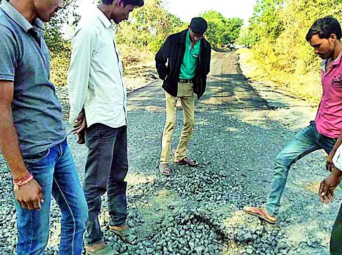 The work of Koli-Dhivri road is inconvenient | कोल्ही-ढिवरी रस्त्याचे काम निकृष्ट The work of Koli-Dhivri road is inconvenient | कोल्ही-ढिवरी रस्त्याचे काम निकृष्ट