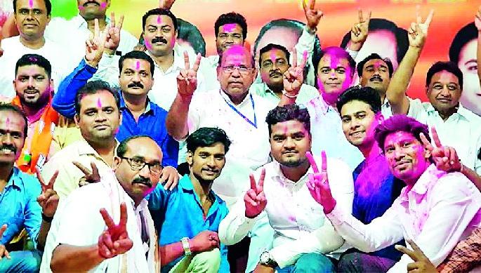 The BJP's public relations office grew crowded | भाजपचे जनसंपर्क कार्यालय गर्दीने फुलले The BJP's public relations office grew crowded | भाजपचे जनसंपर्क कार्यालय गर्दीने फुलले