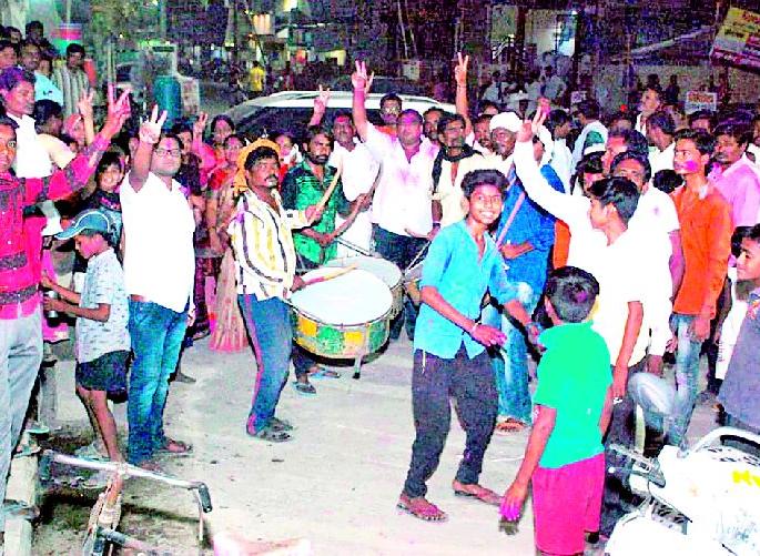 Diwali was celebrated in Ramdas Tadas village | खासदार रामदास तडस यांच्या गावात साजरी झाली दिवाळी