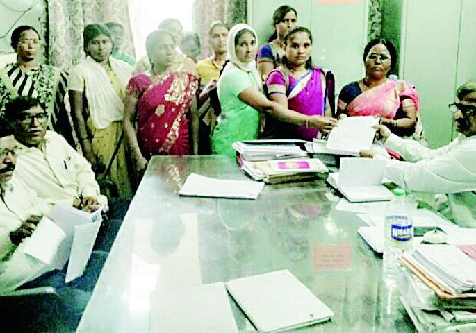 Women hurled at tehsil office | तहसील कार्यालयावर धडकल्या महिला Women hurled at tehsil office | तहसील कार्यालयावर धडकल्या महिला