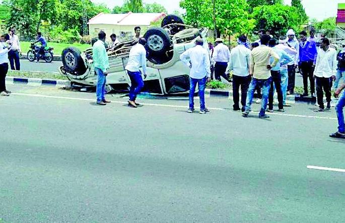 Three injured in two accidents | दोन अपघातात तिघे जखमी