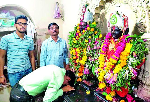 Vitthal Charai Bhavik Parmeshak | विठ्ठल चरणी भाविक नतमस्तक Vitthal Charai Bhavik Parmeshak | विठ्ठल चरणी भाविक नतमस्तक