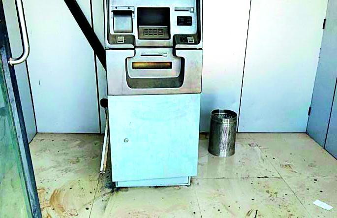 ATM blasts | एटीएम फोडले ATM blasts | एटीएम फोडले