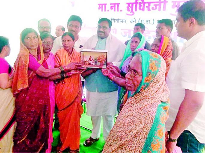 False Felicitates Guardian Minister | निराधारांनी केला पालकमंत्र्यांचा सत्कार