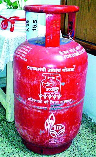  The Prime Minister's publicity campaign is also on gas cylinders | पंतप्रधानांच्या योजनेचा गॅस सिलिंडरवरूनही प्रचार