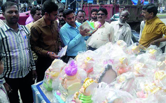 Campaign launched on POP idol dealers | पीओपी मूर्ती विक्रेत्यांवर धडक मोहीम Campaign launched on POP idol dealers | पीओपी मूर्ती विक्रेत्यांवर धडक मोहीम