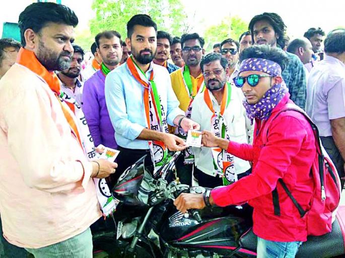 Petrol price hike by Raiku by giving lotus flowers | कमळाचे फुल देऊन रायुकॉद्वारे पेट्रोल दरवाढीचा निषेध