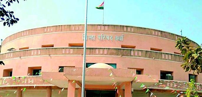 The committee reached the door, the officer was not at home! | समिती पोहोचली दारी अधिकारीच नव्हते घरी! The committee reached the door, the officer was not at home! | समिती पोहोचली दारी अधिकारीच नव्हते घरी!