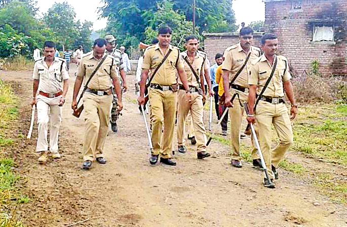10 In the village there were waking up overnight | १० गावात होते रात्रभर जागली 10 In the village there were waking up overnight | १० गावात होते रात्रभर जागली
