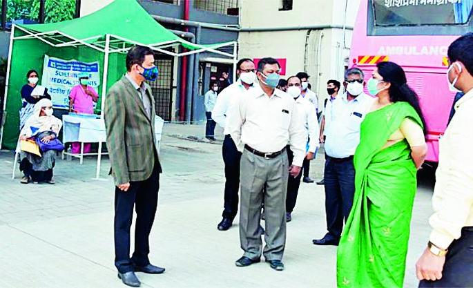 Collector arrives at Kovid Hospital | कोविड रुग्णालयांत पोहोचल्या जिल्हाधिकारी Collector arrives at Kovid Hospital | कोविड रुग्णालयांत पोहोचल्या जिल्हाधिकारी