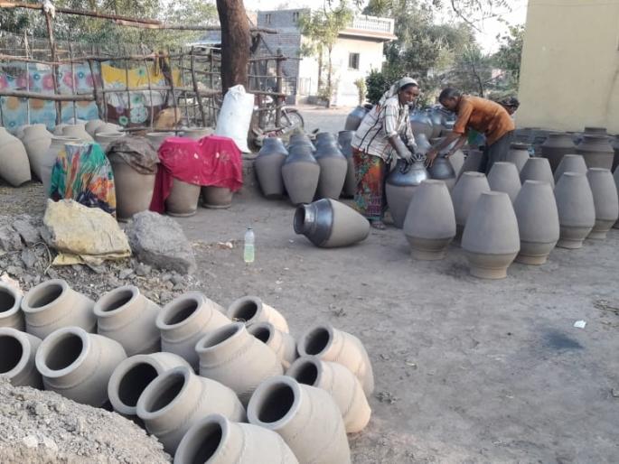 The workers started preparing for the making of clay | माठ तयार करण्यासाठी कारागिरांची लगबग सुरु The workers started preparing for the making of clay | माठ तयार करण्यासाठी कारागिरांची लगबग सुरु