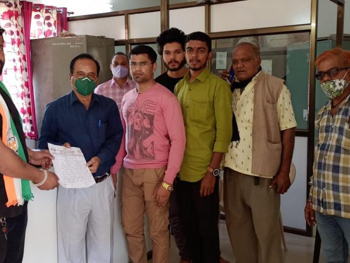 Contaminated water in Yeola; Congress statement to the municipality | येवल्यात दुषित पाणी; काँग्रेसचे पालिकेला निवेदन Contaminated water in Yeola; Congress statement to the municipality | येवल्यात दुषित पाणी; काँग्रेसचे पालिकेला निवेदन