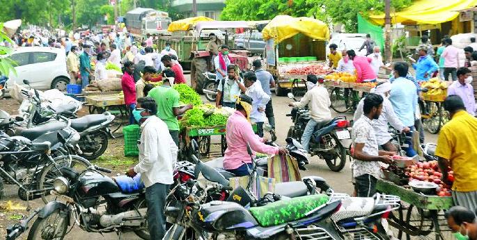 Death rush to live in the city | शहरात जगण्यासाठी मरणाची गर्दी Death rush to live in the city | शहरात जगण्यासाठी मरणाची गर्दी