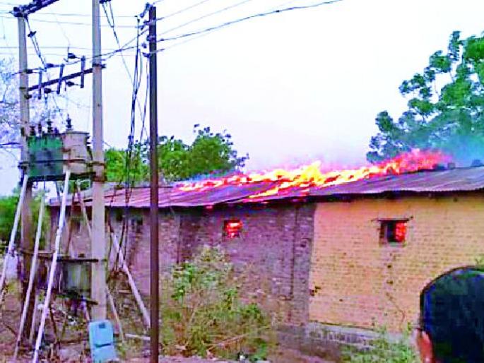 In the fire, six houses were destroyed by the cattle | आगीत सहा घरांसह गोठा भस्मसात In the fire, six houses were destroyed by the cattle | आगीत सहा घरांसह गोठा भस्मसात