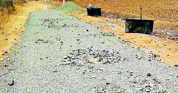 Zaparwadi villagers stopped the road work | झापरवाडी ग्रामस्थांनी रस्त्याचे काम बंद पाडले Zaparwadi villagers stopped the road work | झापरवाडी ग्रामस्थांनी रस्त्याचे काम बंद पाडले