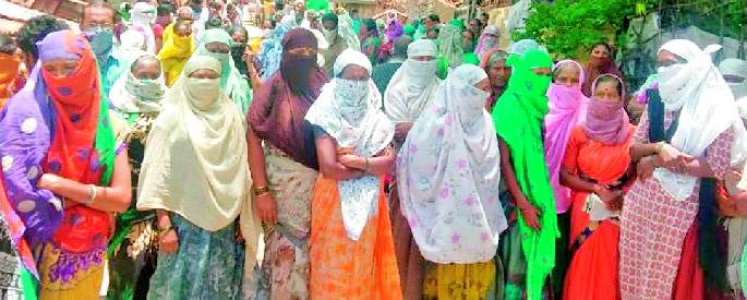 Women took to the streets for necessities | जीवनावश्यक वस्तूसाठी महिला उतरल्या रस्त्यावर