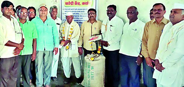 Government soybean purchase launched at Kalamb | कळंब येथे शासकीय सोयाबीन खरेदीचा शुभारंभ Government soybean purchase launched at Kalamb | कळंब येथे शासकीय सोयाबीन खरेदीचा शुभारंभ