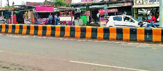 The encroachment of millions of roads in Ralegaon | राळेगावात कोट्यवधींच्या रस्त्यांवर अतिक्रमण The encroachment of millions of roads in Ralegaon | राळेगावात कोट्यवधींच्या रस्त्यांवर अतिक्रमण