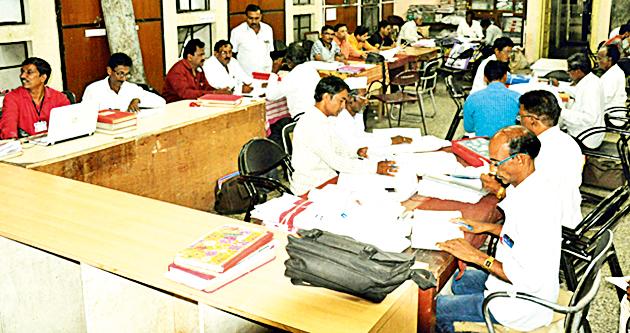 Debt waiver lists will now be read by Chawadi | कर्जमाफी याद्यांचे आता होणार चावडी वाचन