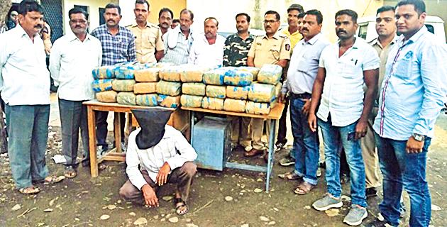 Ganges smuggler arrested | गांजा तस्करीत दाम्पत्याला अटक Ganges smuggler arrested | गांजा तस्करीत दाम्पत्याला अटक