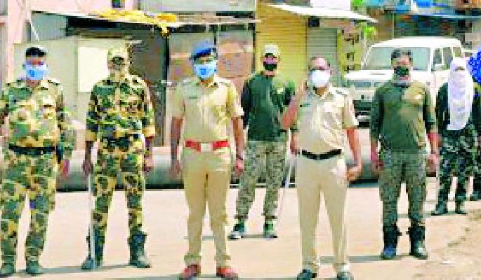 Corona fights sympathy for police for the first time | कोरोना लढ्याने पोलिसांना पहिल्यांदाच सहानुभूती Corona fights sympathy for police for the first time | कोरोना लढ्याने पोलिसांना पहिल्यांदाच सहानुभूती