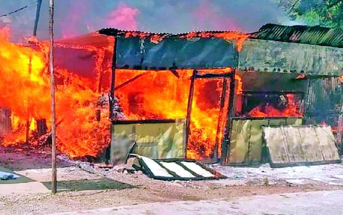 Terrible fire in the Pushpakunj | पुष्पकुंजमध्ये भीषण आग Terrible fire in the Pushpakunj | पुष्पकुंजमध्ये भीषण आग