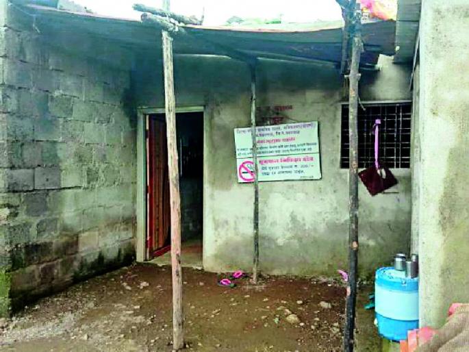 World of broken home schools | मोडक्या घरकुलात शाळेचा संसार World of broken home schools | मोडक्या घरकुलात शाळेचा संसार