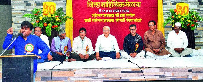 Writer from the social awakening happens | सामाजिक आसक्तीतूनच घडतो लेखक  Writer from the social awakening happens | सामाजिक आसक्तीतूनच घडतो लेखक