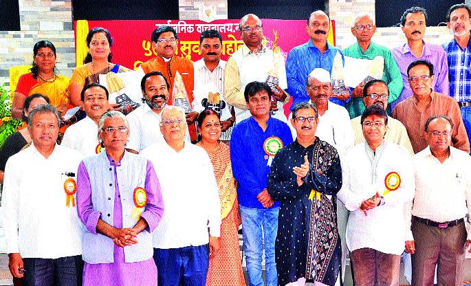 Award distribution ceremony for the literary gathering | साहित्यिक मेळाव्यात रंगला पुरस्कार वितरण सोहळा  Award distribution ceremony for the literary gathering | साहित्यिक मेळाव्यात रंगला पुरस्कार वितरण सोहळा
