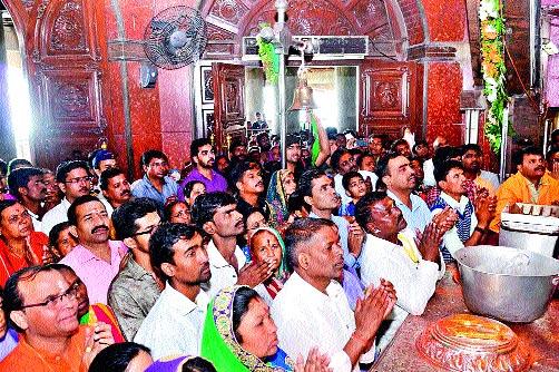 Due to the dusk, | सुट्यांमुळे सप्तंशृगगडावर गर्दी Due to the dusk, | सुट्यांमुळे सप्तंशृगगडावर गर्दी