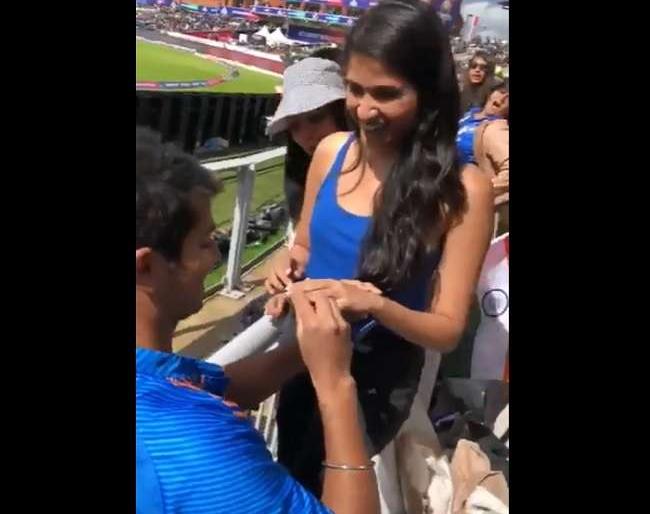 ICC World Cup 2019: He propose in the India-Pakistan match, and she said ... | ICC World Cup 2019: भारत-पाकिस्तान सामन्यात त्याने केलं प्रपोज, अन् ती म्हणाली...