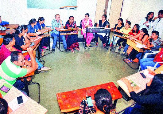 Have the right to express | अभिव्यक्त होण्याचा अधिकार हवा